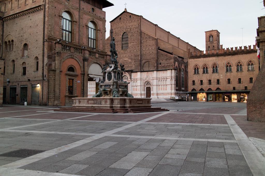 Casa Isolani Luxury Rooms Piazza Maggiore โบโลญญา ภายนอก รูปภาพ