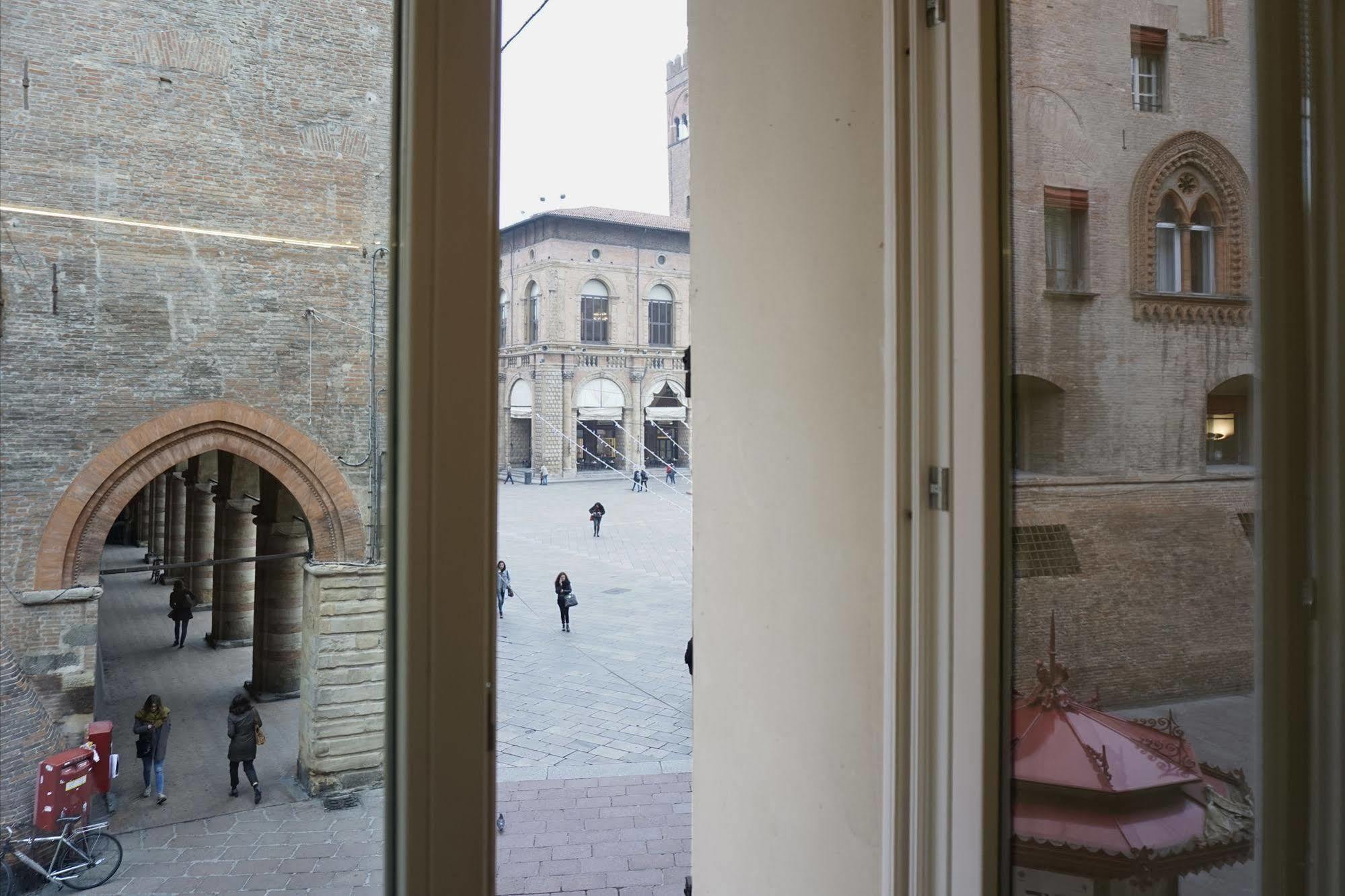 Casa Isolani Luxury Rooms Piazza Maggiore โบโลญญา ภายนอก รูปภาพ